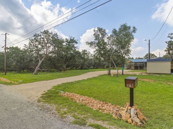 256 NAKOMIS DR, Bandera, TX 78003