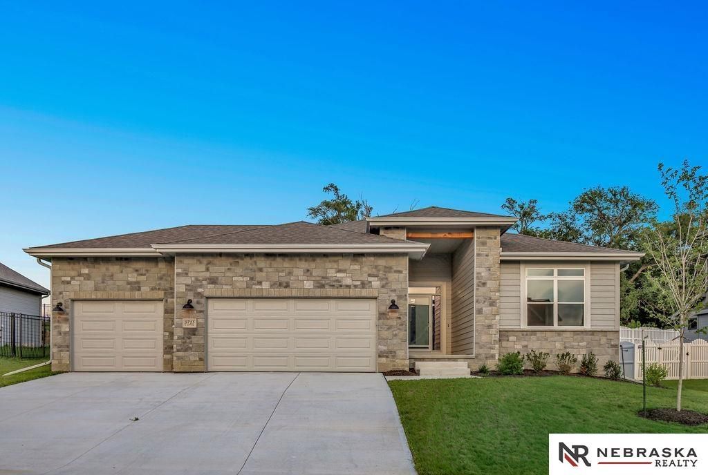 9715 S 123rd Avenue, Papillion, NE 68046 Main Photo