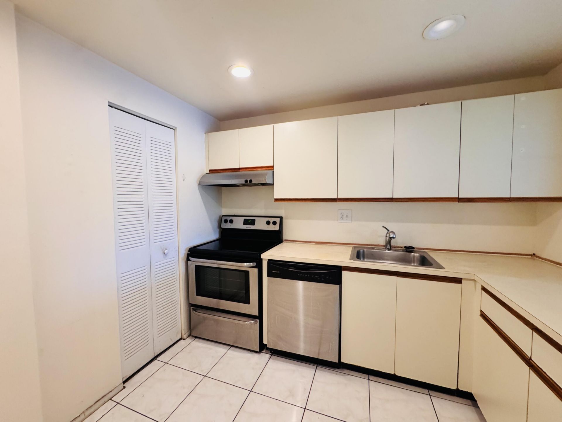 8025 S Colony Cir Circle, Unit 203, Tamarac, FL 33321 Photo