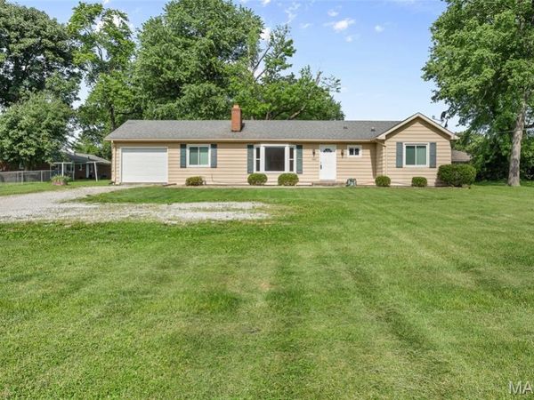 4715 S State Route 159 , Glen Carbon, IL 62034