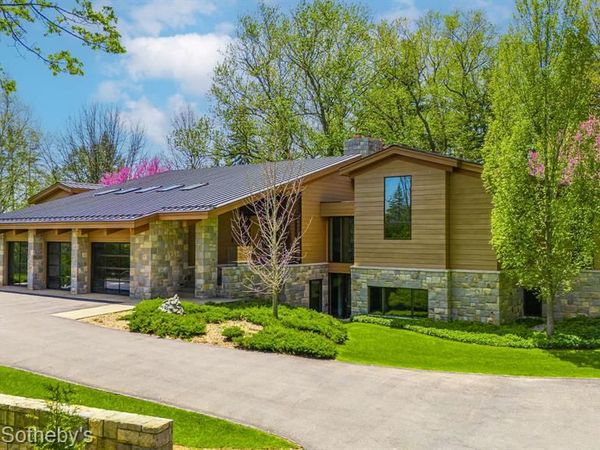 5051 Beach Road, Troy, MI 48098