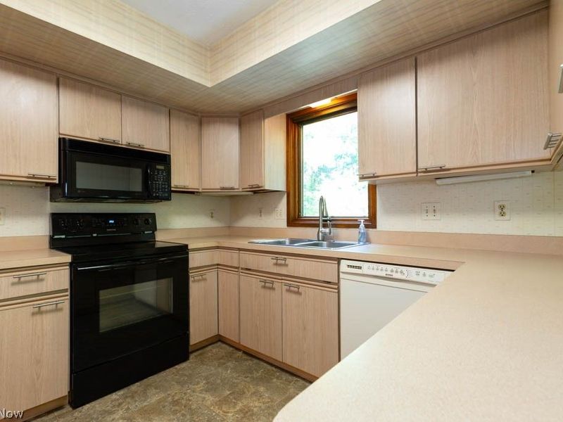 7360 Ledgewood Drive, Kirtland, OH 44094 Photo 9
