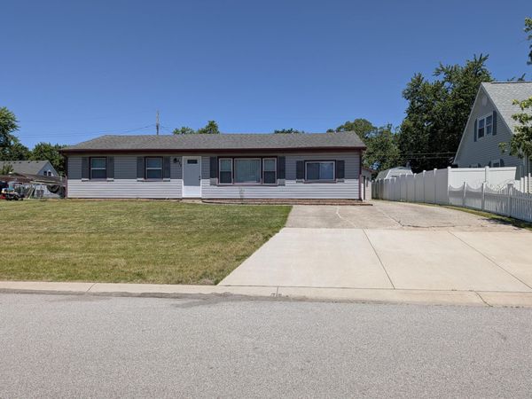 377 Pinewood Drive , Valparaiso, IN 46385