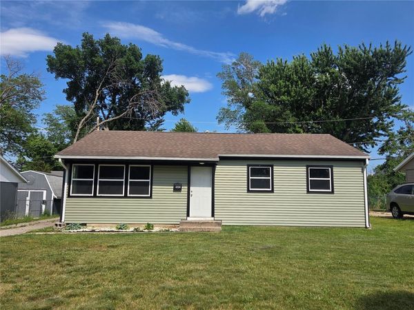 4324 Benton Street NE, Cedar Rapids, IA 52402