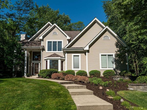 W305N2373 Maple Ave, Delafield, WI 53072