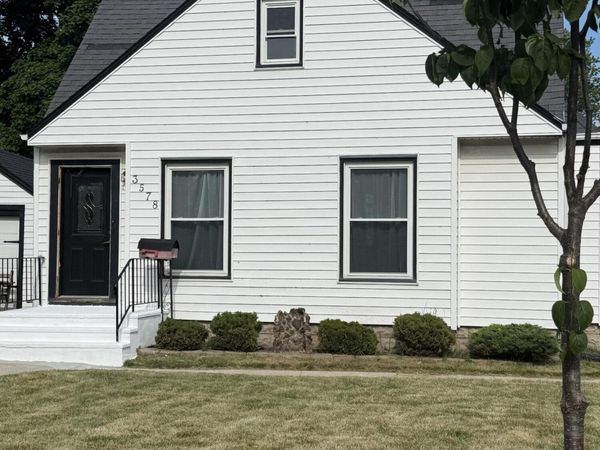 3578 S 48th St, Greenfield, WI 53220