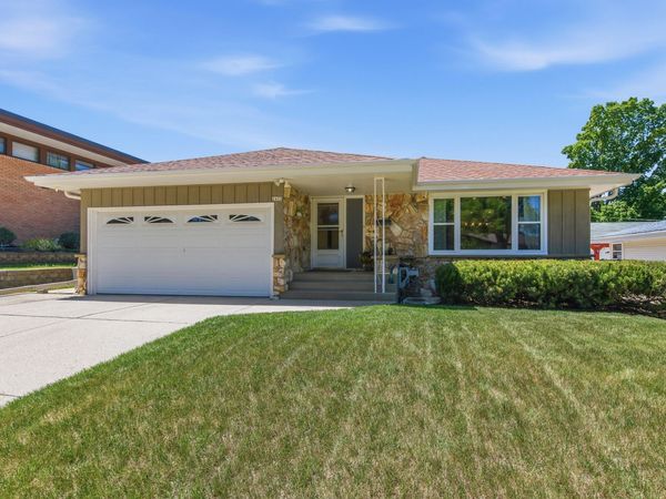 2433 S 93rd St, West Allis, WI 53227