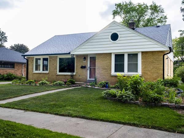 10536 W Grantosa Dr, Wauwatosa, WI 53222