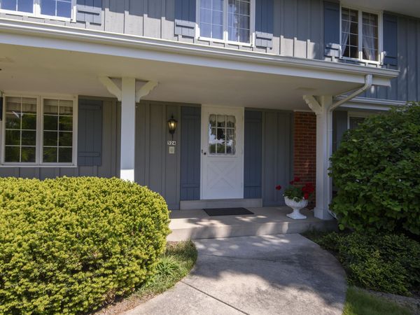 524 Park Crest Dr, Thiensville, WI 53092