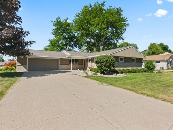 445 E Harvard St, Oconomowoc, WI 53066