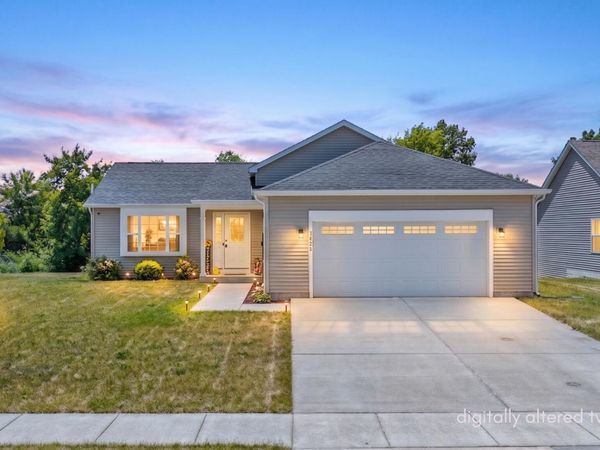 1423 E Longneedle Ln, Elkhorn, WI 53121