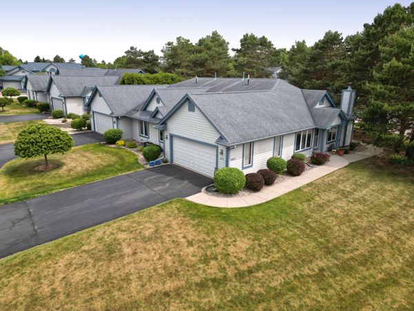 984 Bay View Cir, Mukwonago, WI 53149