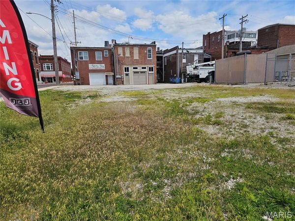 120 W Water Street , Hillsboro, IL 62049