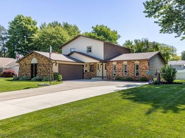 709 Oakhurst Drive, Amherst, OH 44001