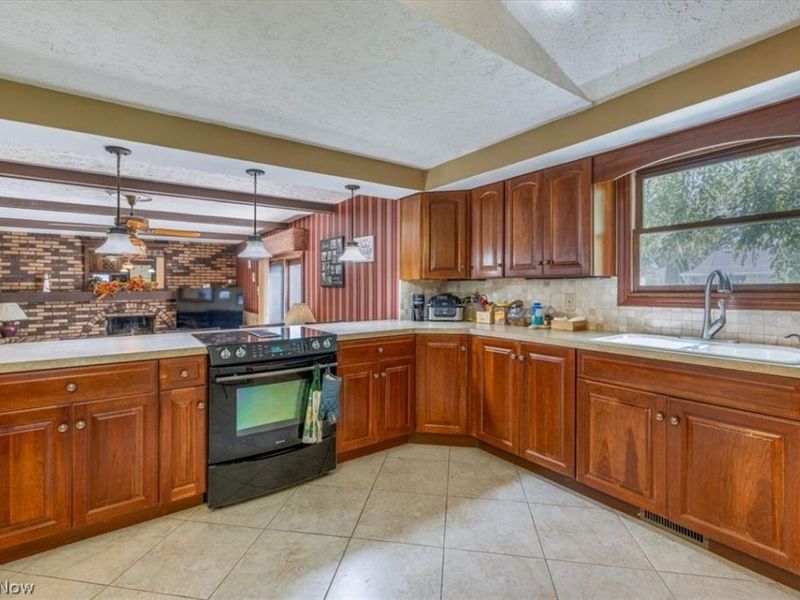 709 Oakhurst Drive, Amherst, OH 44001 Photo 12