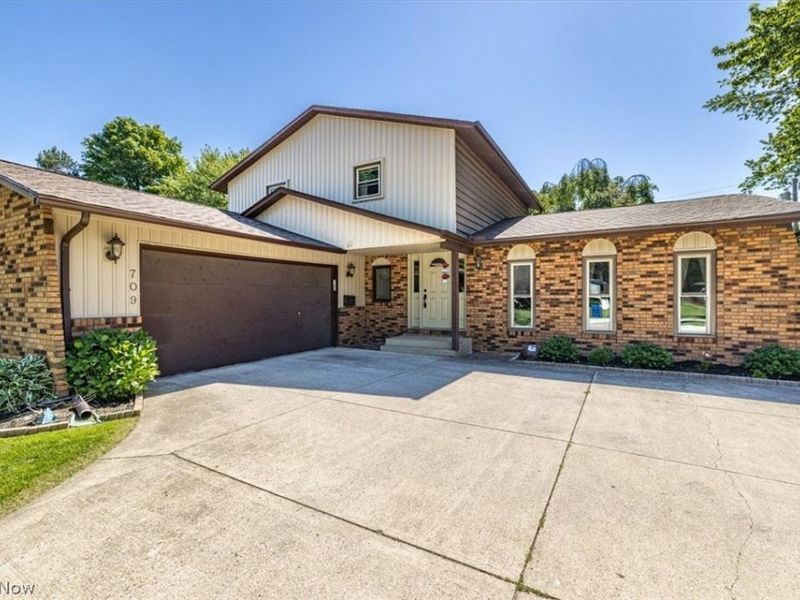 709 Oakhurst Drive, Amherst, OH 44001 Photo 2