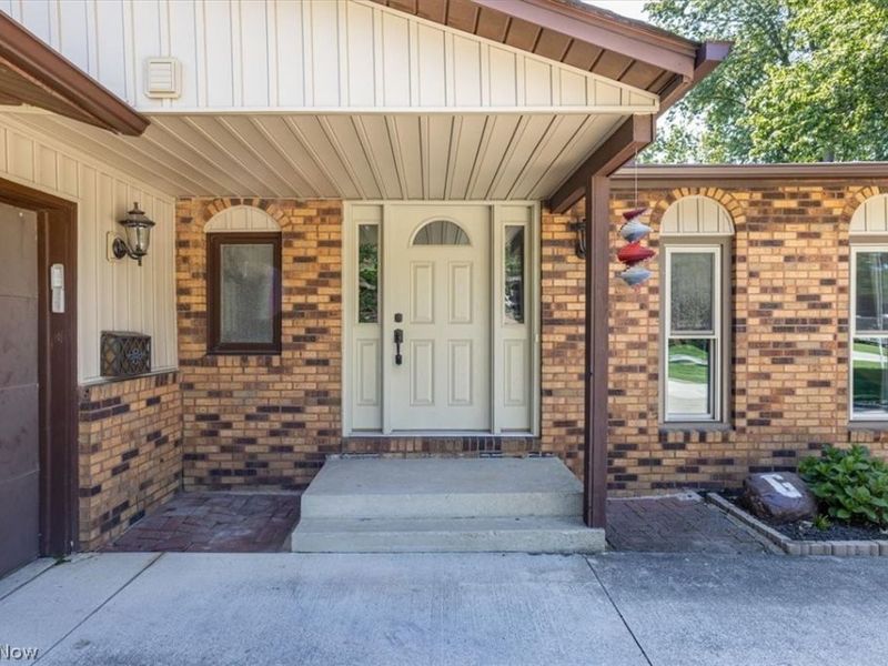 709 Oakhurst Drive, Amherst, OH 44001 Photo 3