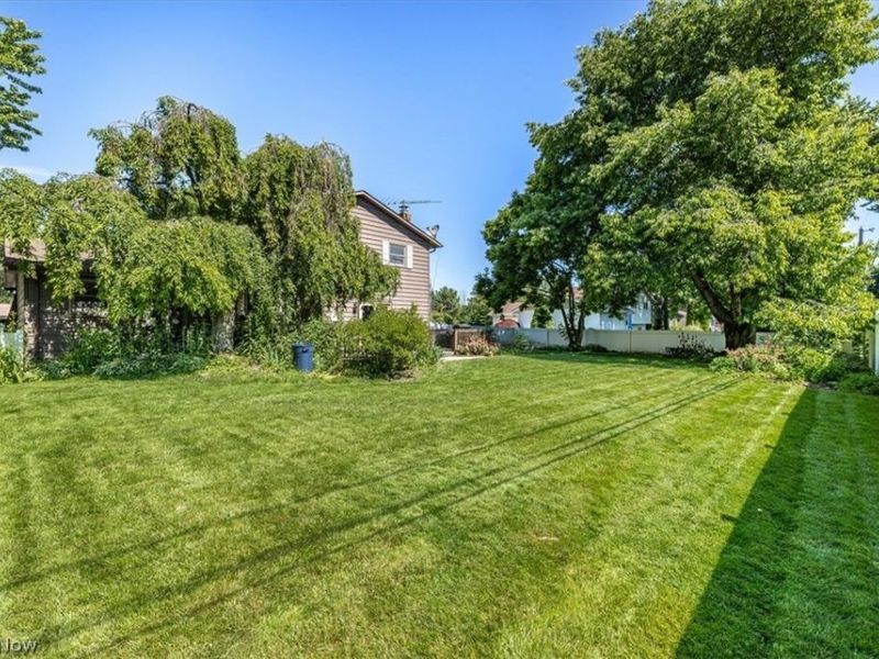 709 Oakhurst Drive, Amherst, OH 44001 Photo 31