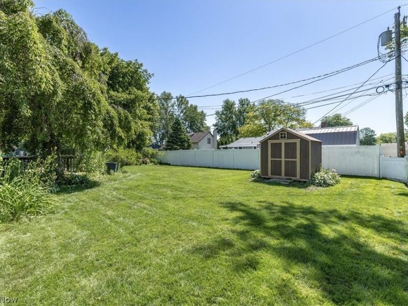 709 Oakhurst Drive, Amherst, OH 44001 Photo 32