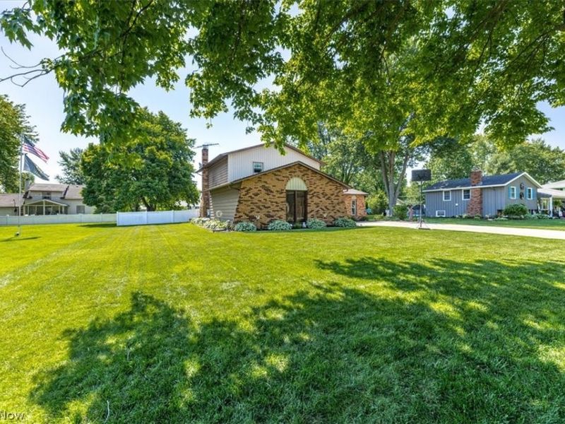 709 Oakhurst Drive, Amherst, OH 44001 Photo 33