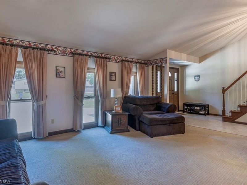 709 Oakhurst Drive, Amherst, OH 44001 Photo 5