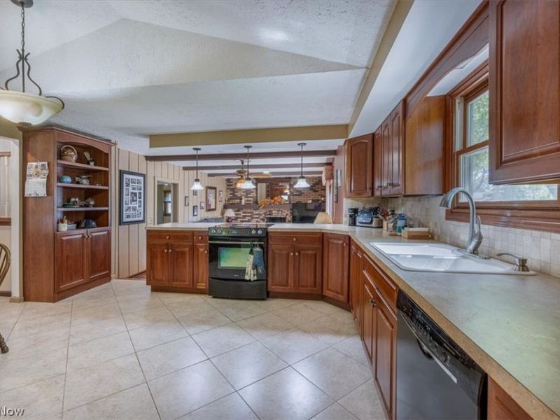 709 Oakhurst Drive, Amherst, OH 44001 Photo 9
