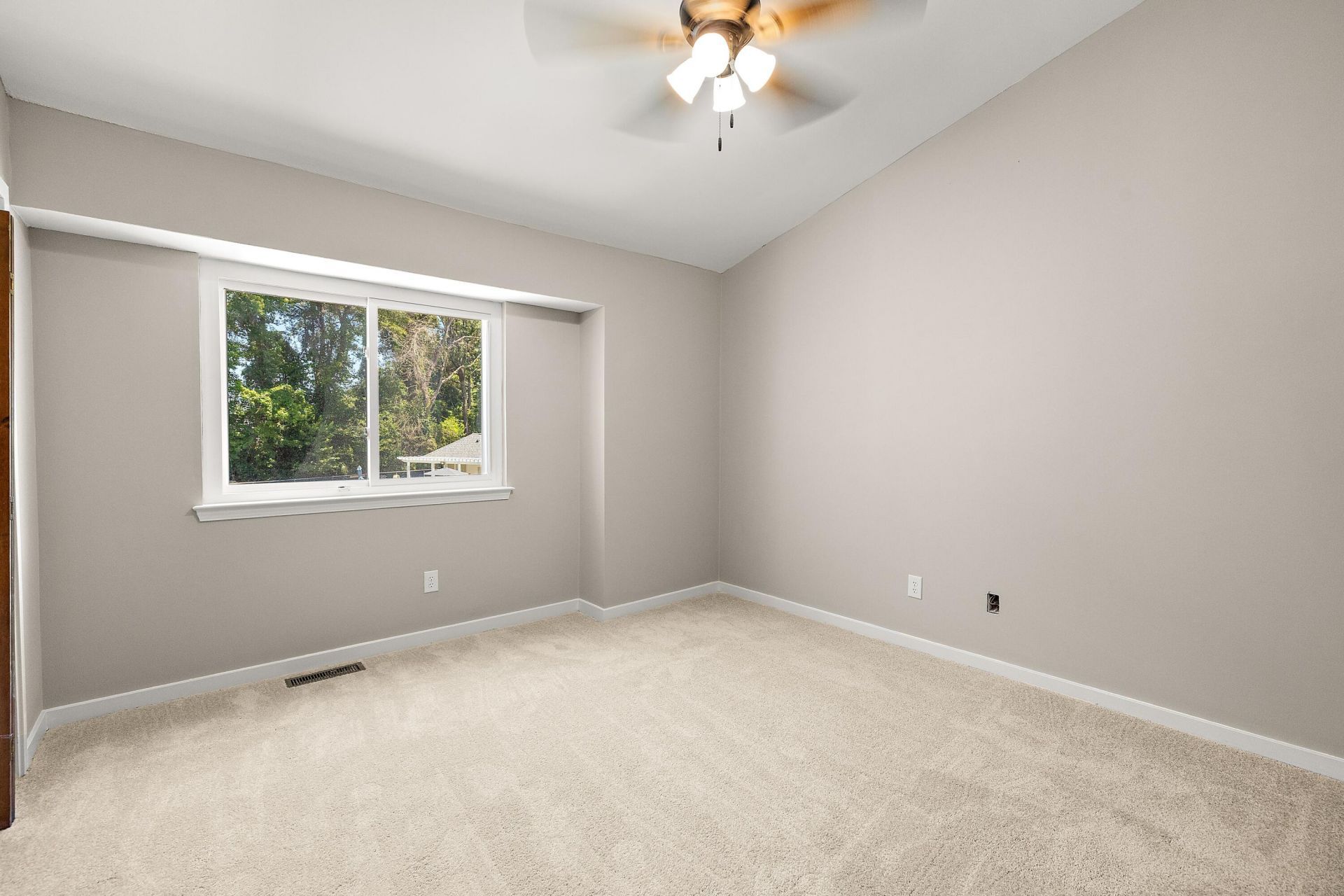 854 Catalpa Photo 10