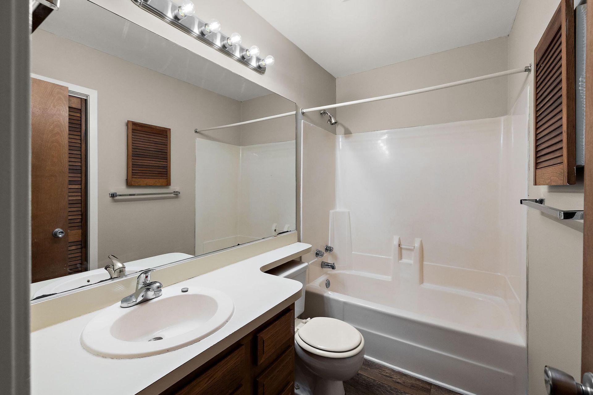 854 Catalpa Photo 11