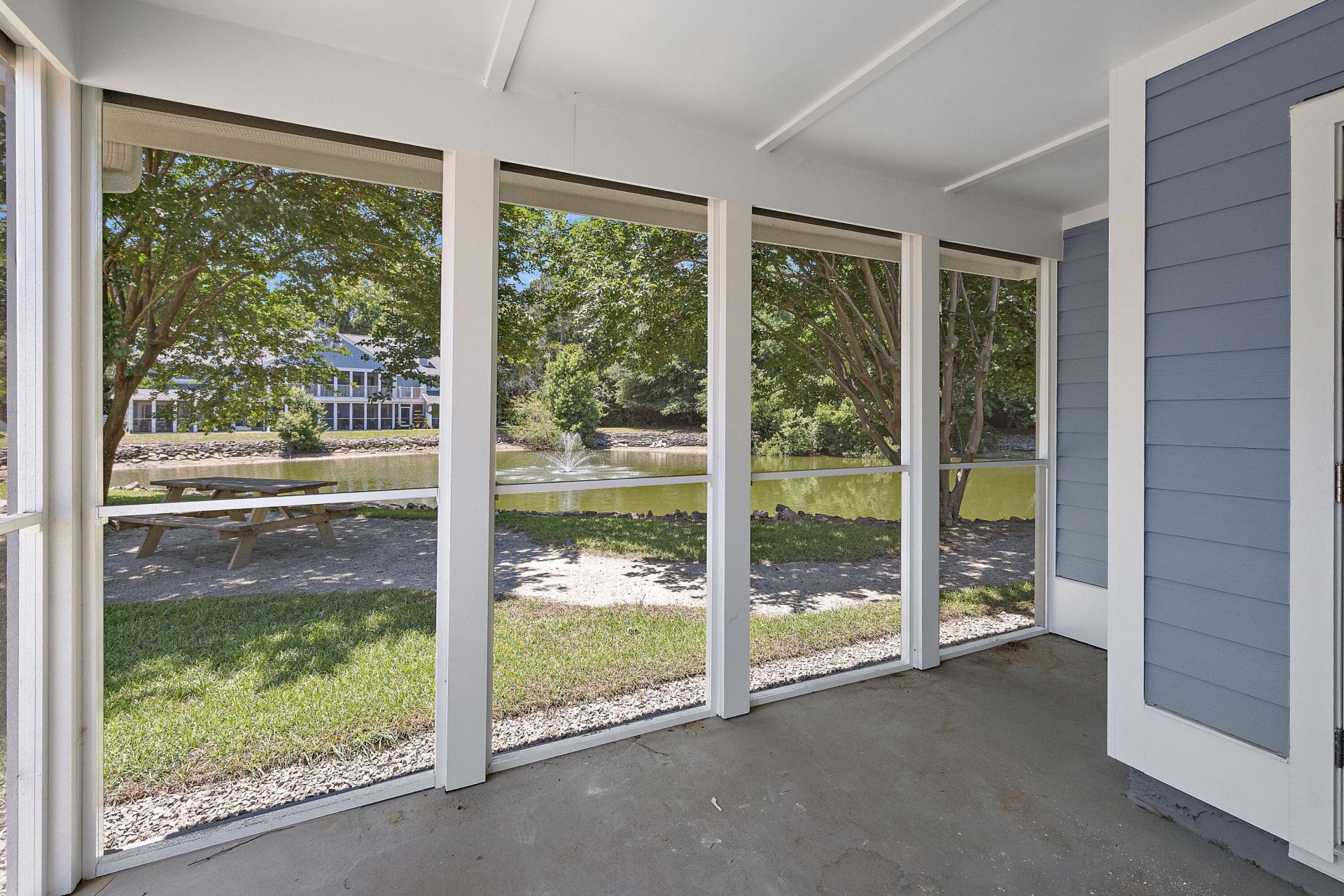 854 Catalpa Photo 13