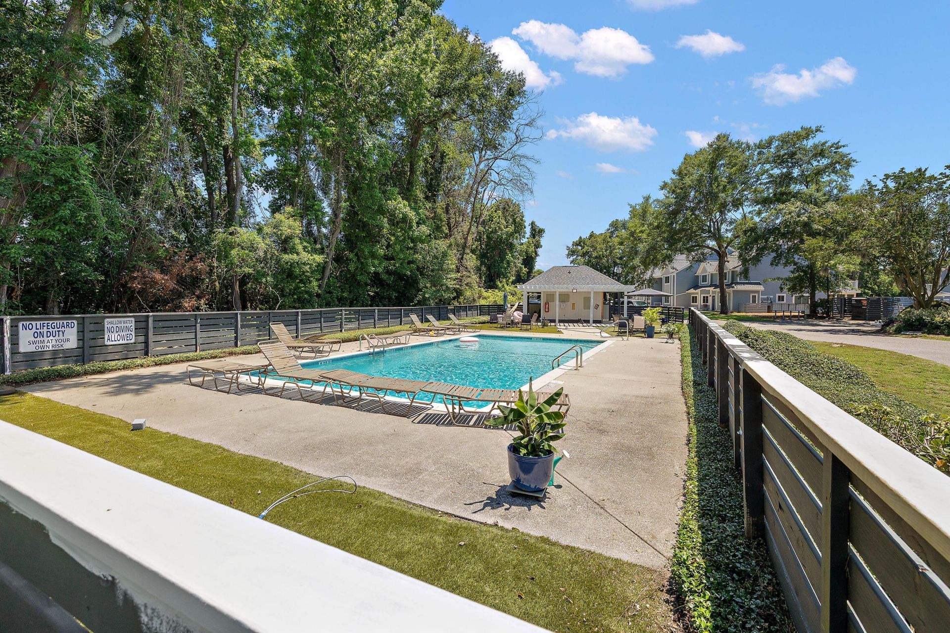 854 Catalpa Photo 15