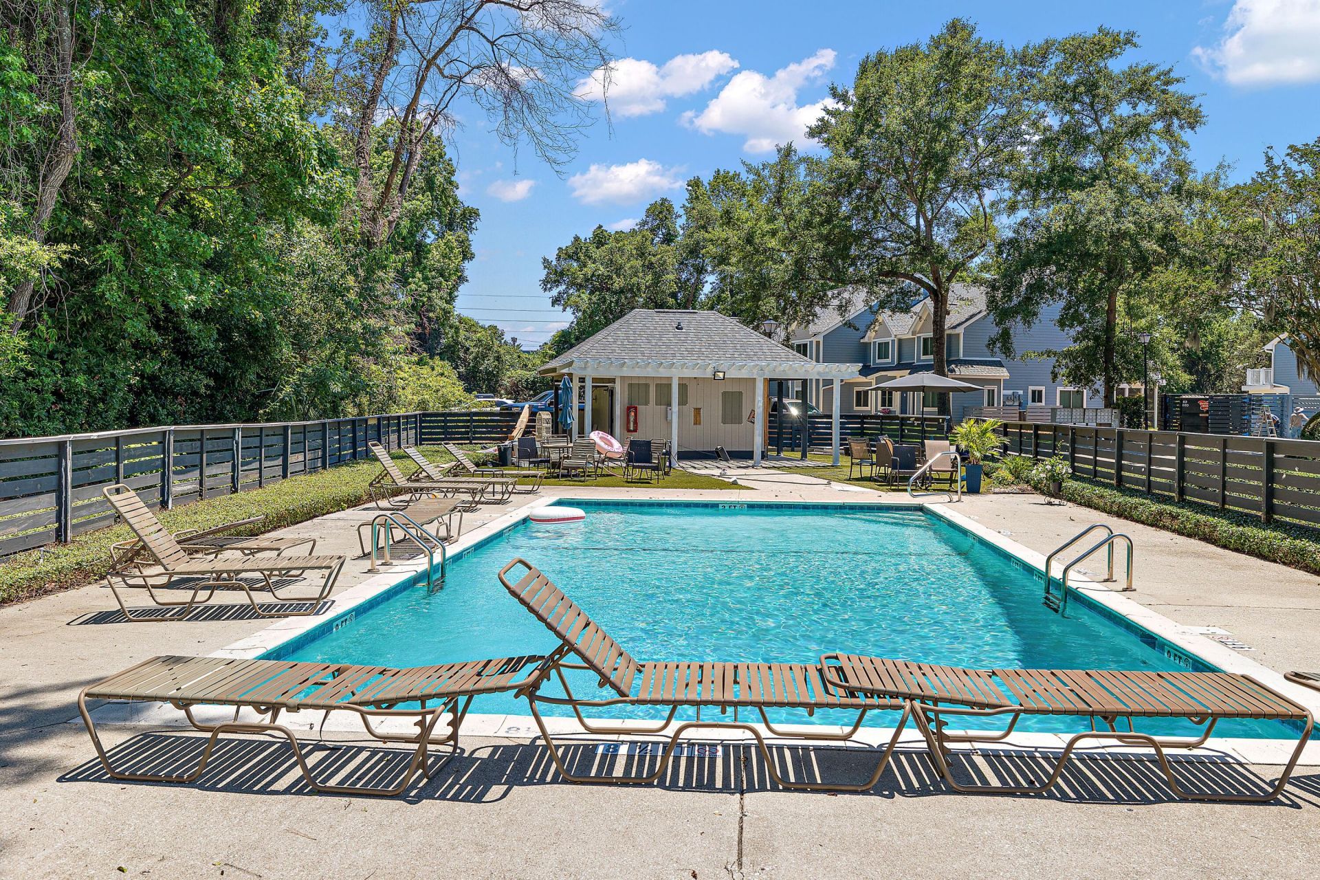 854 Catalpa Photo 16