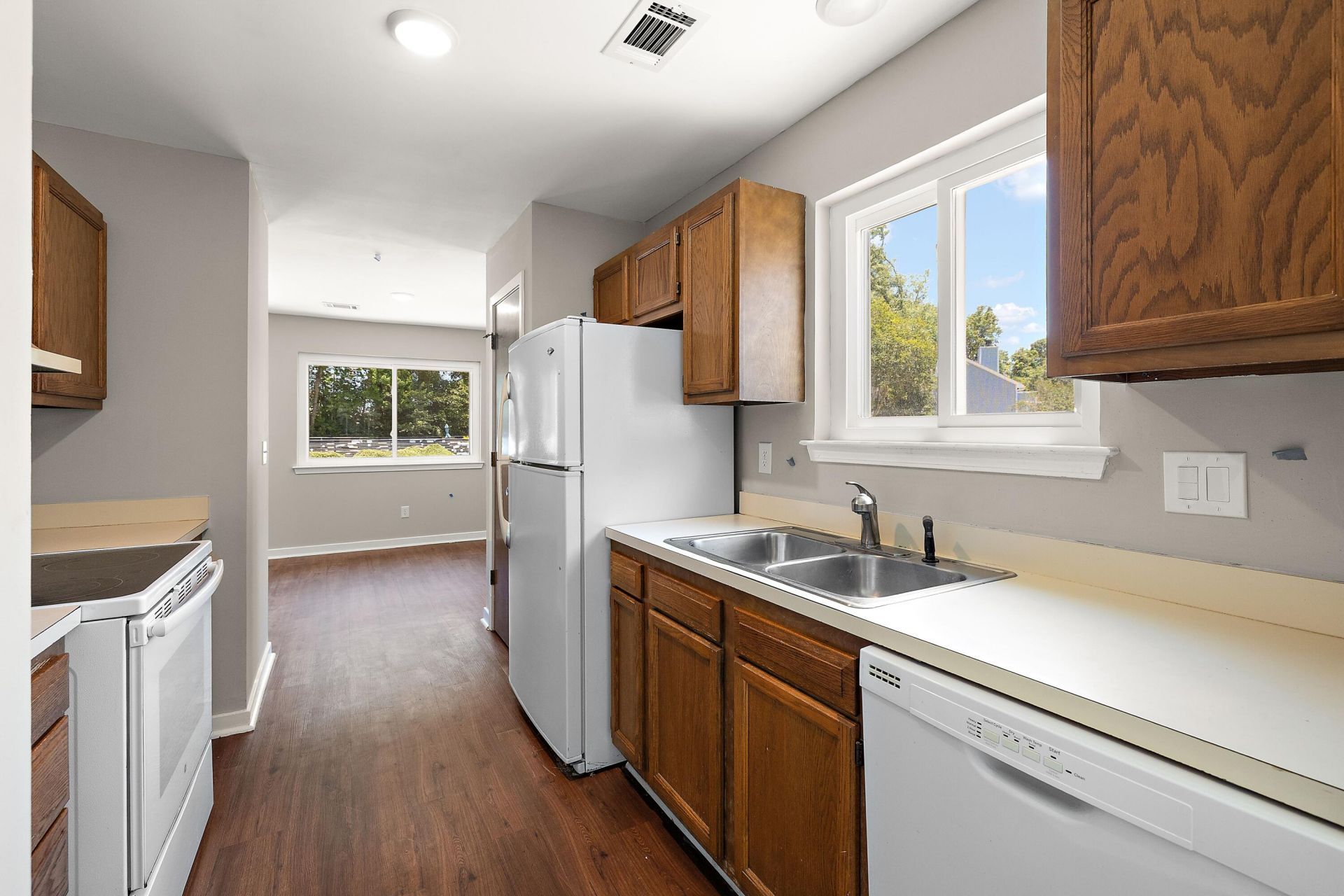 854 Catalpa Photo 4