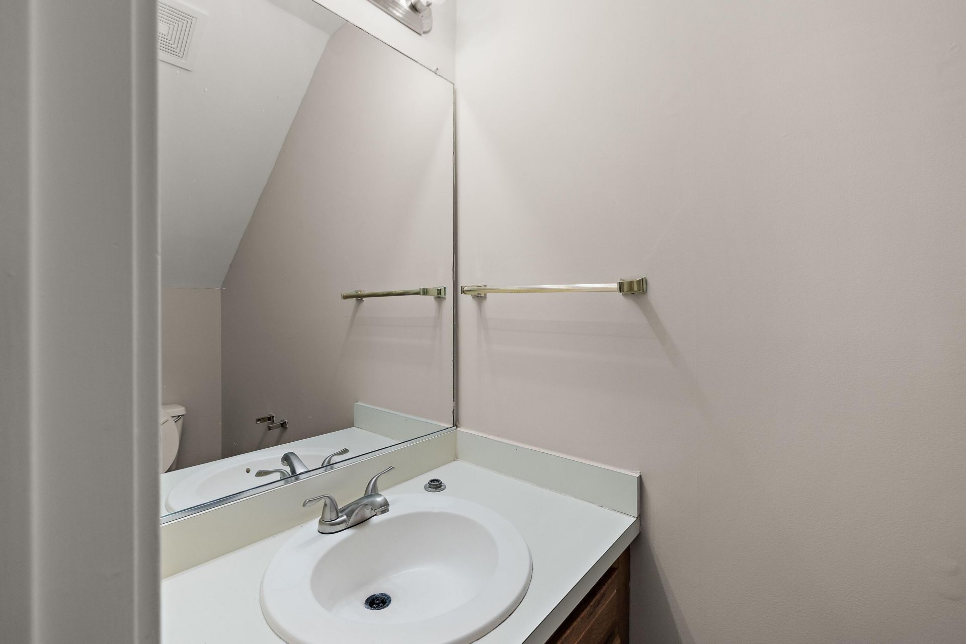 854 Catalpa Photo 6