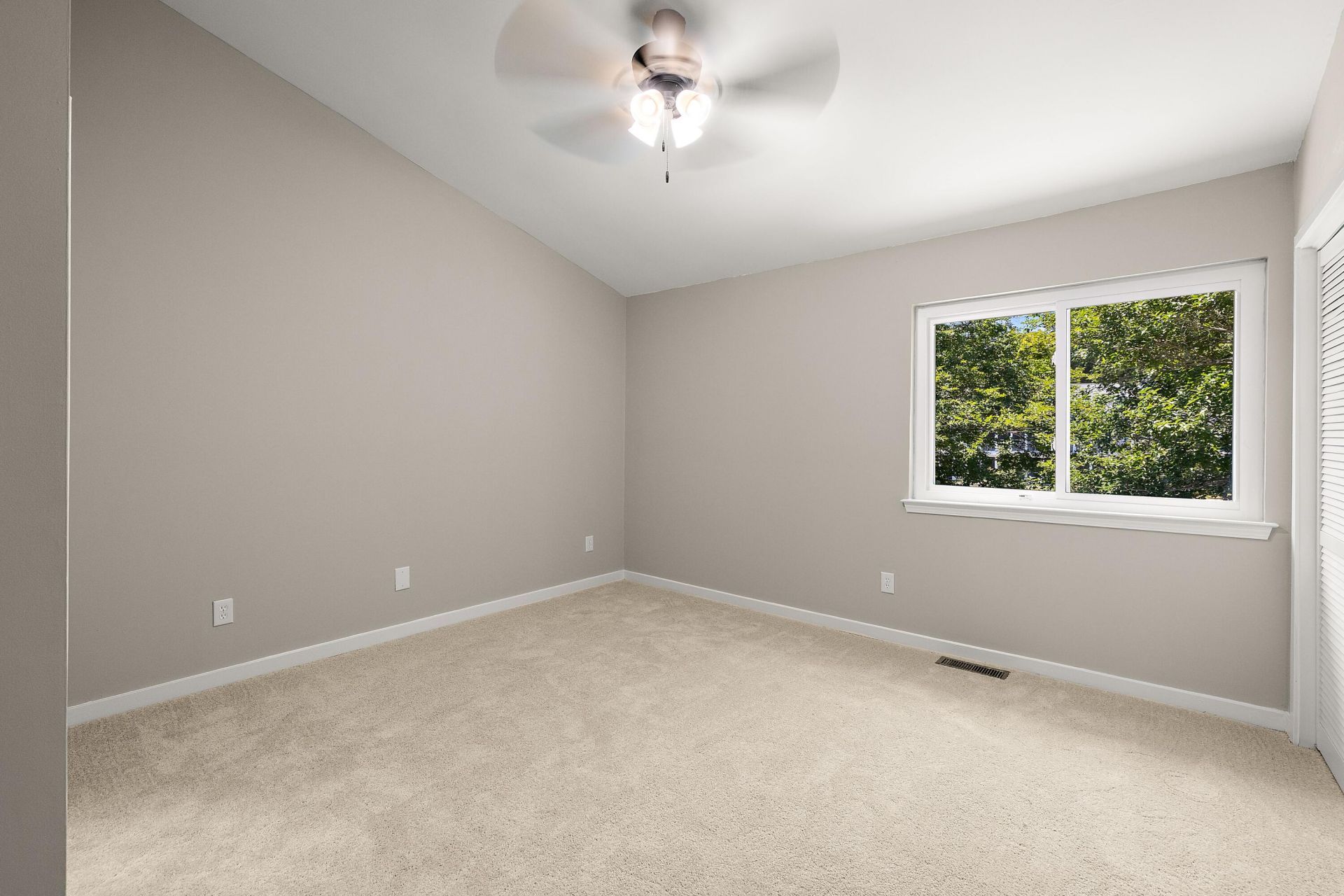 854 Catalpa Photo 7