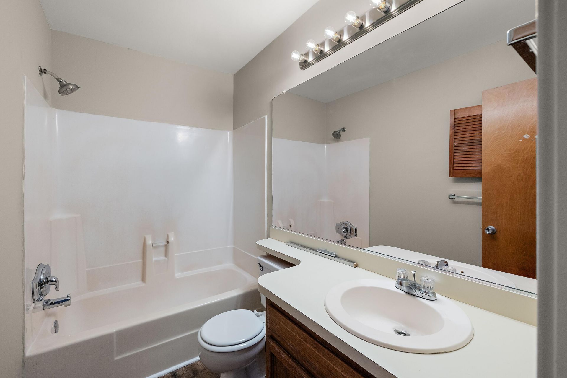 854 Catalpa Photo 8