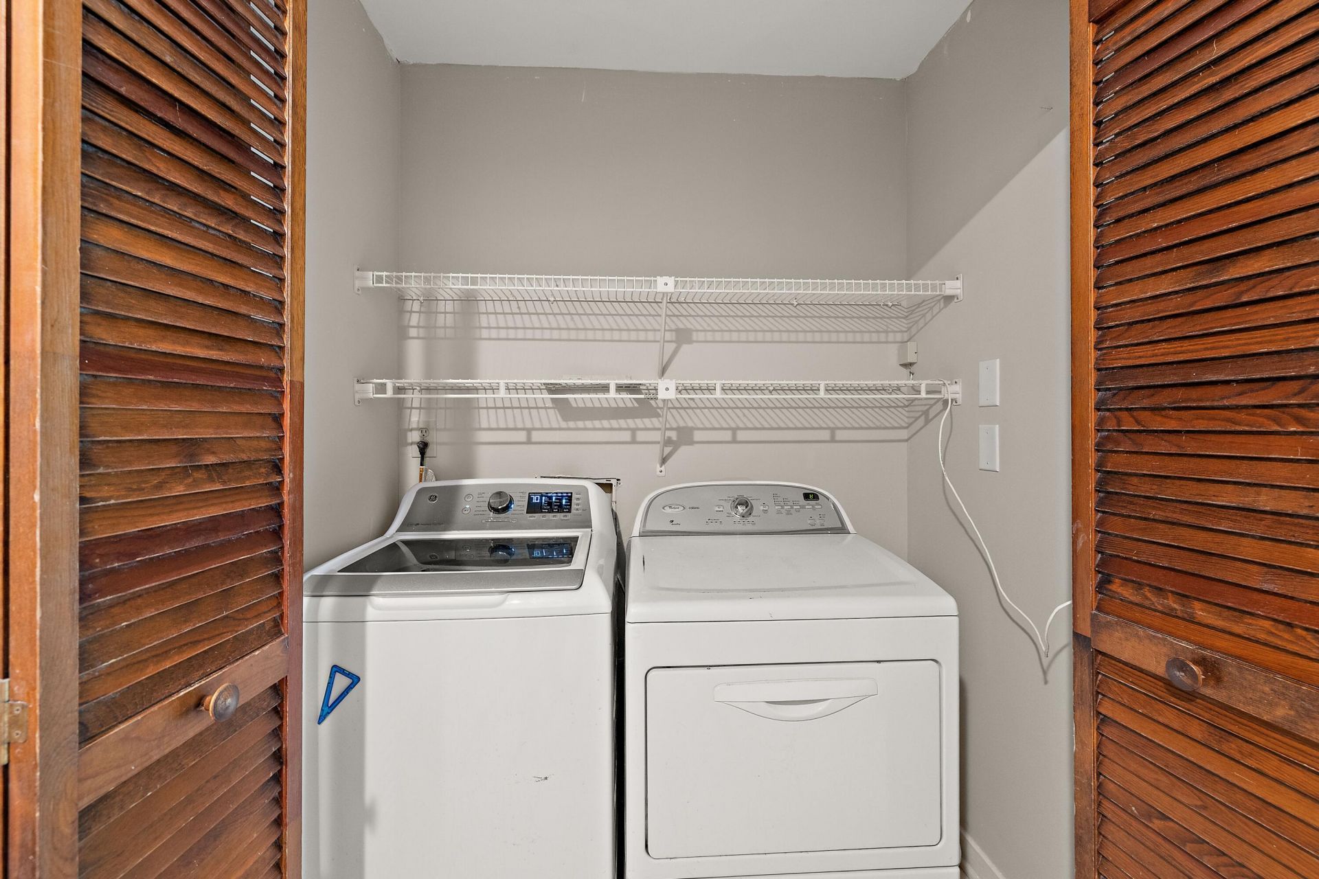 854 Catalpa Photo 9