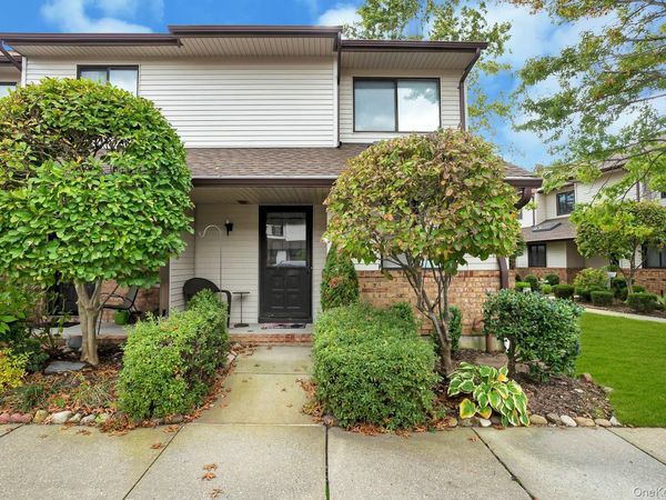 65 Cottonwood Court , Wantagh, NY 11793