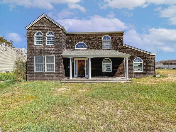 187 Sequams Lane Center , West Islip, NY 11795