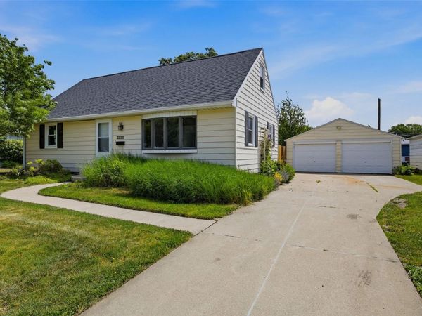 3858 Terrace Hill Drive NE, Cedar Rapids, IA 52402