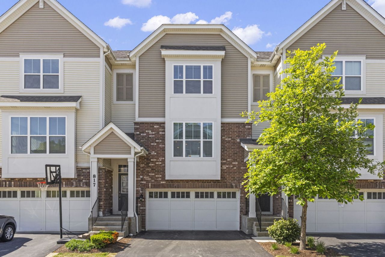 821 W Chase Lane , Palatine, IL 60067