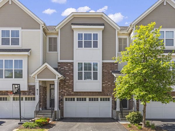 821 W Chase Lane , Palatine, IL 60067