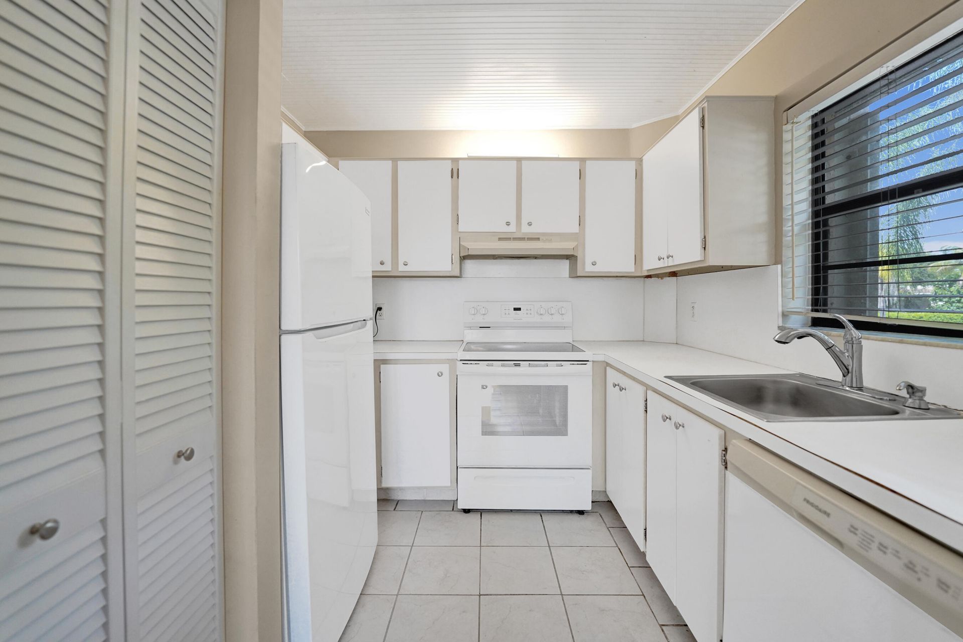 200 Jacaranda Country Club Drive, Unit 1b, Plantation, FL 33324 Photo