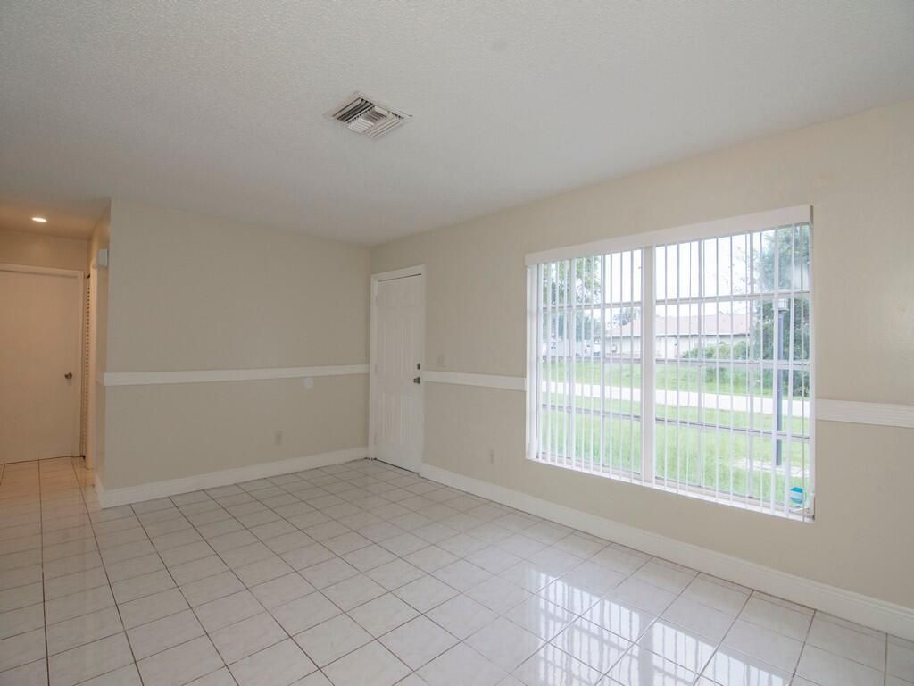 650 SE Evergreen Terrace, Port Saint Lucie, FL 34983 Photo