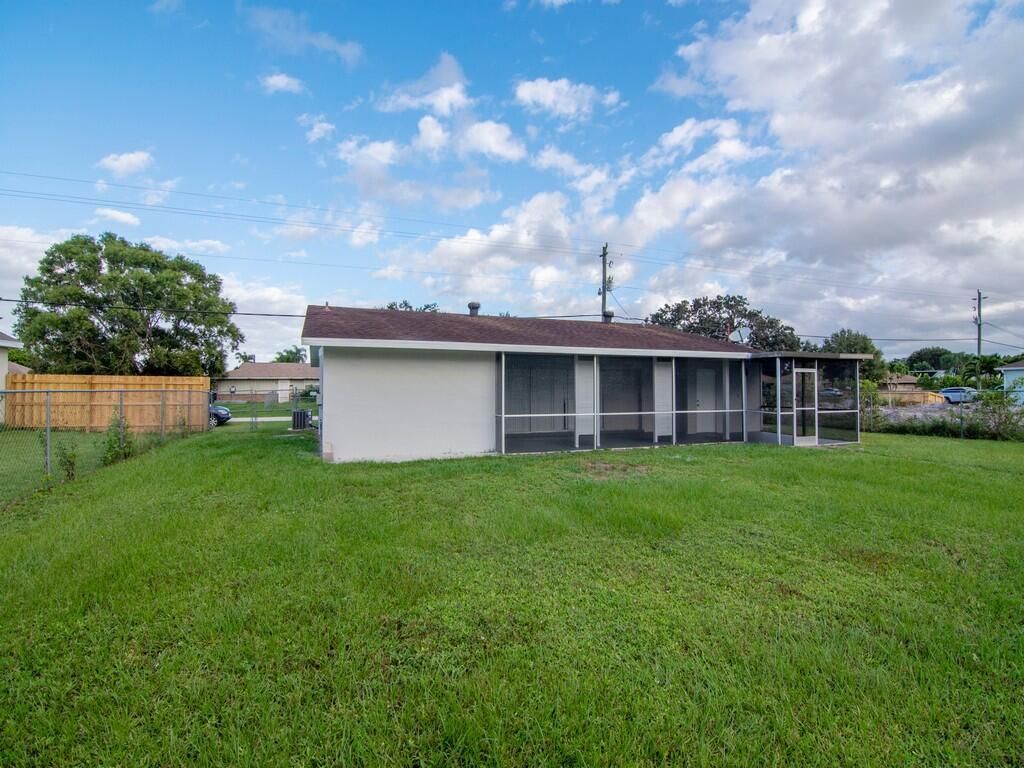 650 SE Evergreen Terrace, Port Saint Lucie, FL 34983 Photo