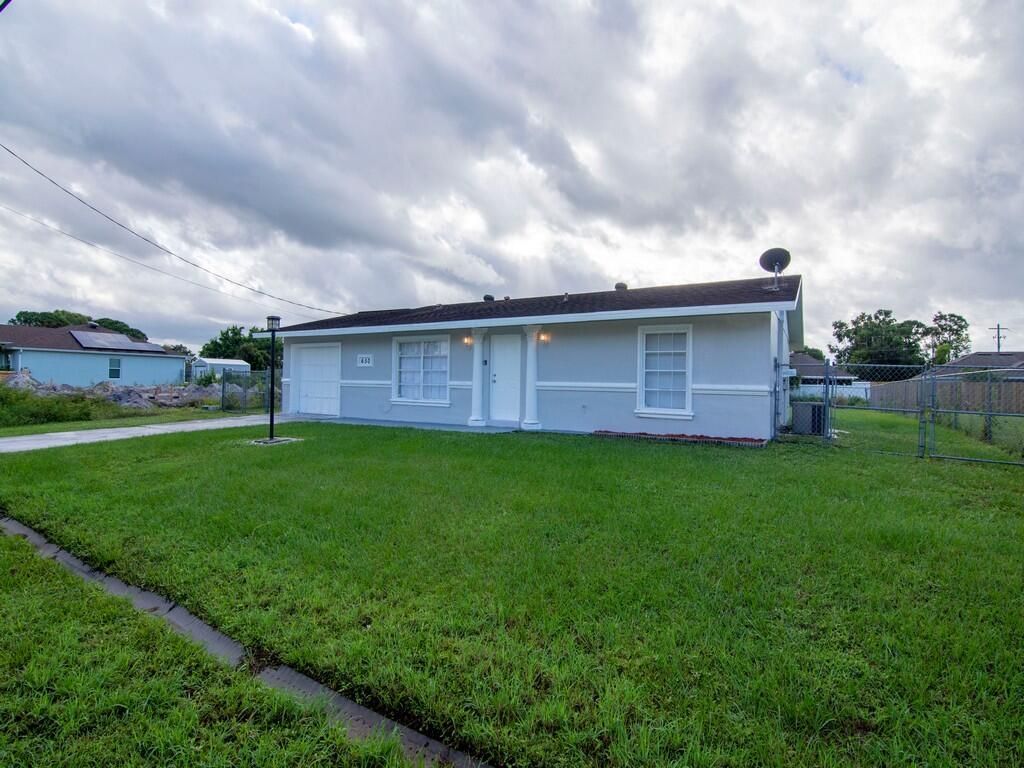 650 SE Evergreen Terrace, Port Saint Lucie, FL 34983 Photo