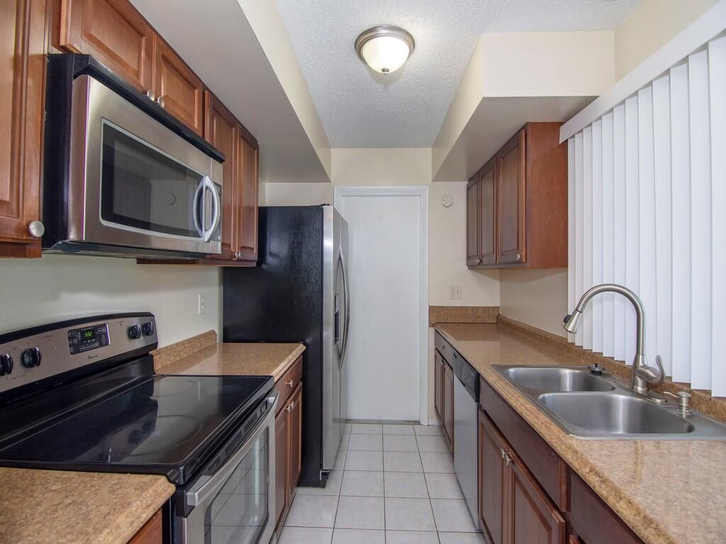 650 SE Evergreen Terrace, Port Saint Lucie, FL 34983 Photo