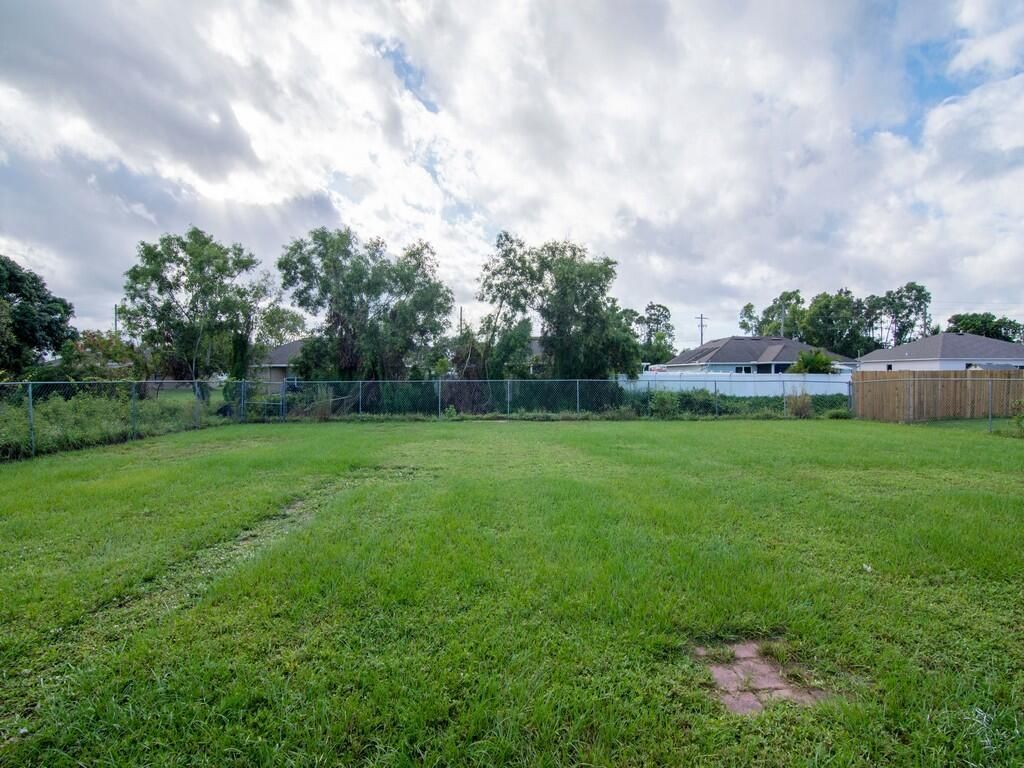 650 SE Evergreen Terrace, Port Saint Lucie, FL 34983 Photo