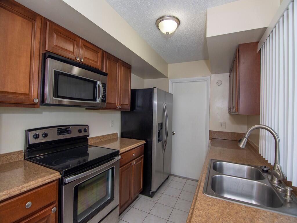 650 SE Evergreen Terrace, Port Saint Lucie, FL 34983 Photo