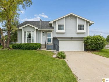 2002 Queen Drive, Papillion, NE 68046