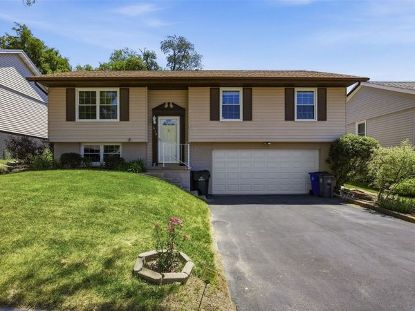 619 Olive Drive NW, Cedar Rapids, IA 52405